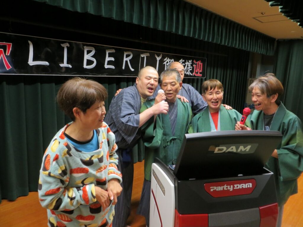 岐阜市の就労継続支援B型事業所グリンリーフの下呂温泉でのカラオケの様子